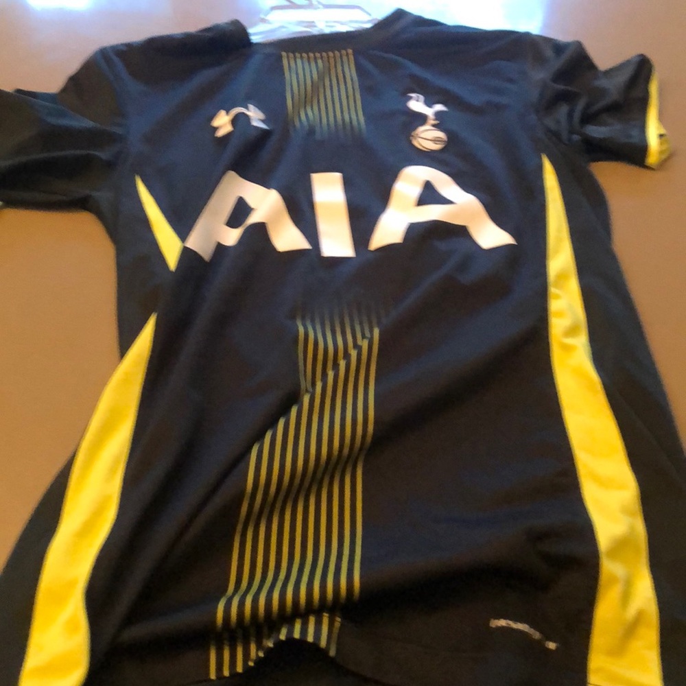 Aia Kane soccer top size small
